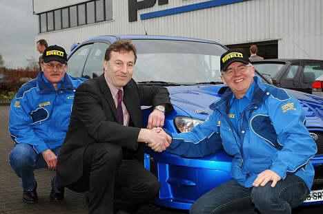 Richard Taylor, direktør for Subaru World Rally Team, overdrager nordmanden Petter Solbergs rallybil til Karl-Åge Jensen (til højre) og Hans Marx.